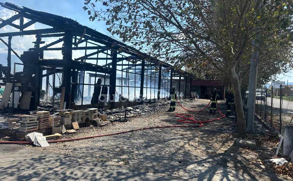 incendio rende materiale edile