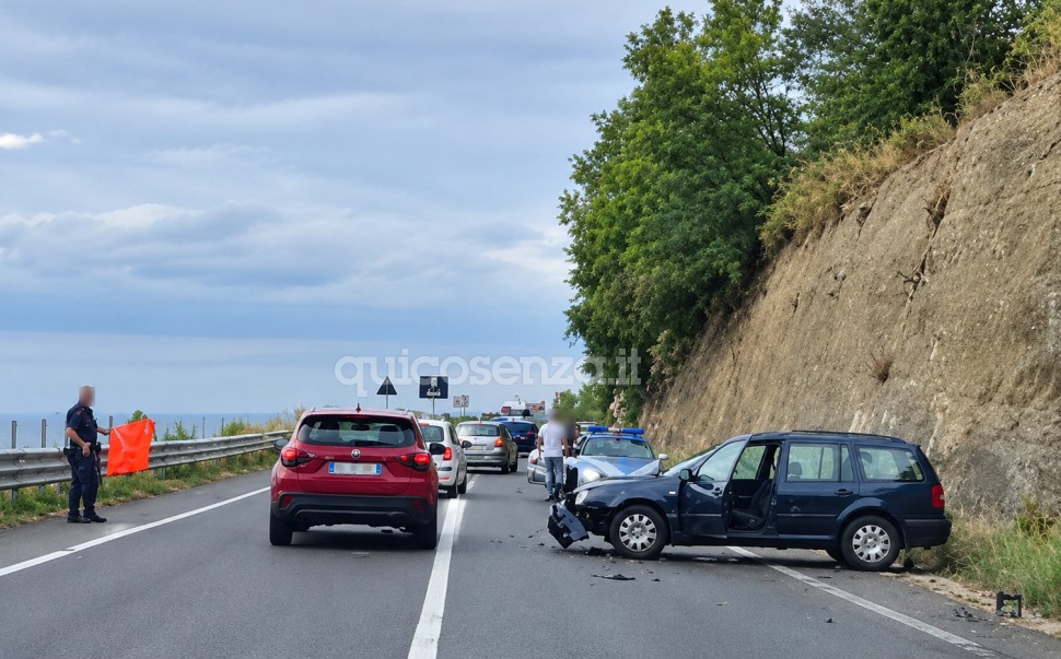 Incidente sulla Statale 107 in direzione Paola, auto finisce di traverso. Disagi al traffico 89 incidente 107 paola