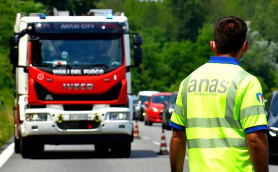Incidente sulla Statale 106: deviata la circolazione, 3 veicoli coinvolti 51 incidente statale 106 - anas vigili del fuoco polizia stradale