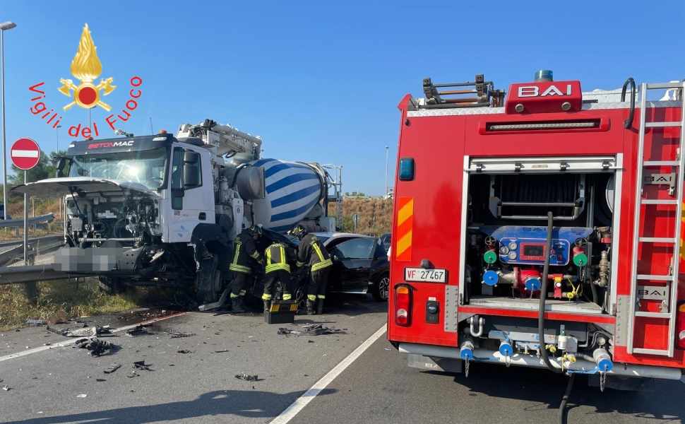 Incidente sulla Statale 106 Jonica: 3 veicoli coinvolti tra cui un'autocisterna 51 incidente statale 106 simeri crichi