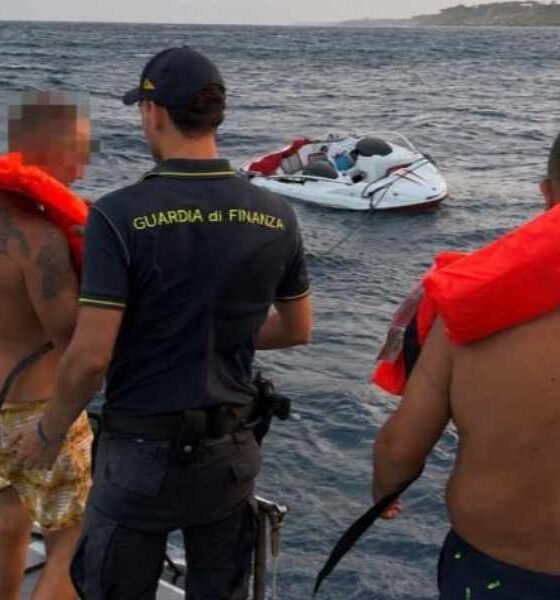 Natante in avaria si ribalta, 7 diportisti rischiano naufragio: salvati dalla Guardia di Finanza 56 natante avaria isola capo rizzuto - guardia finanza 01