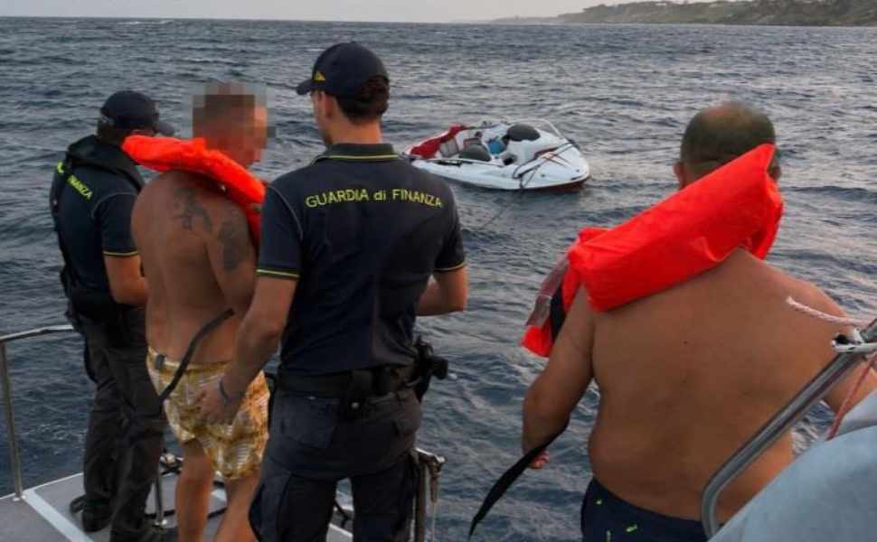 Natante in avaria si ribalta, 7 diportisti rischiano naufragio: salvati dalla Guardia di Finanza 213 natante avaria isola capo rizzuto - guardia finanza 01