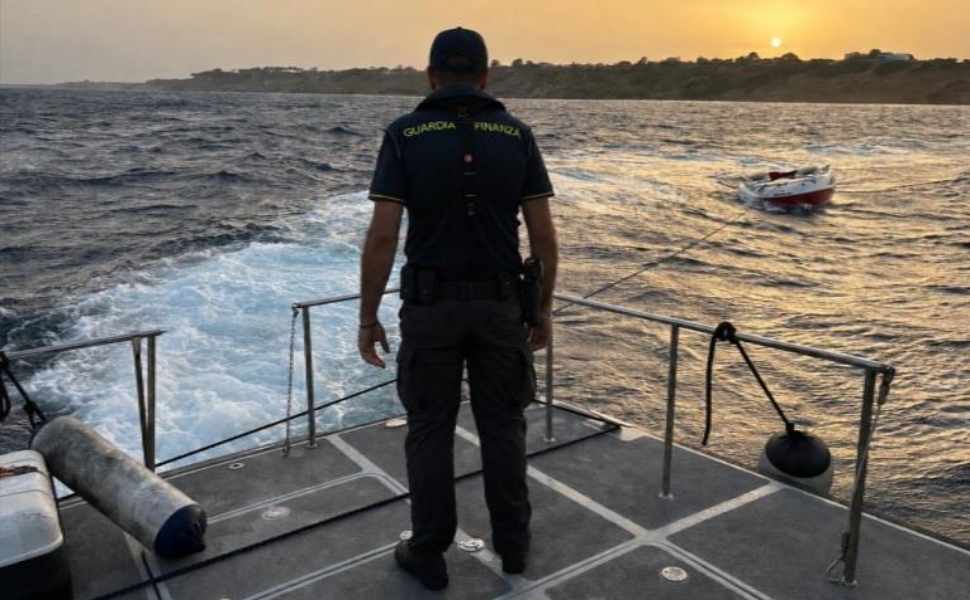 Natante in avaria si ribalta, 7 diportisti rischiano naufragio: salvati dalla Guardia di Finanza 52 natante avaria isola capo rizzuto - guardia finanza 02