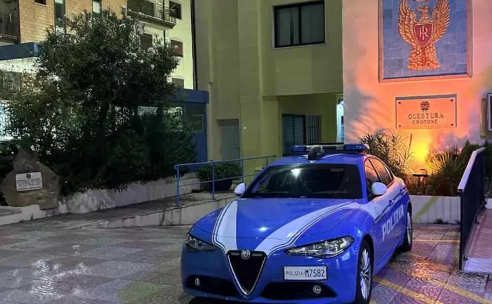 Donna priva di sensi in acqua, la richiesta di aiuto: salvata da 2 poliziotti fuori servizio 52 poliziotti salvano donna mare questura crotone