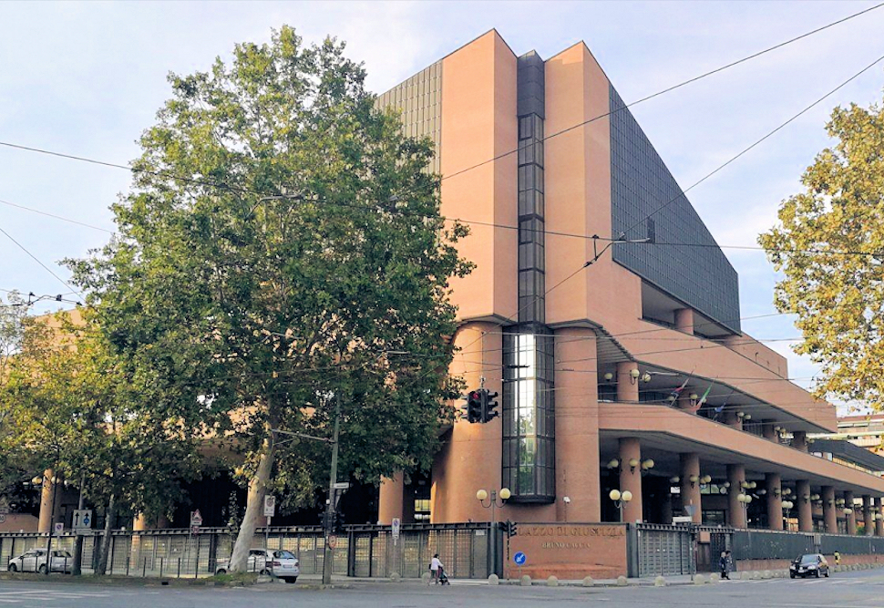 Accusato di presunta frode assicurativa dopo un incidente sulle scale di un condomino a Longobardi. Assolto 52 presunta frode assicurativa tribunale di Torino