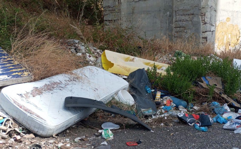 San Nicola Arcella, rifiuti di ogni genere sulla provinciale: «peggio di così… vergogna» 52 rifiuti provinciale san nicola arcella 02