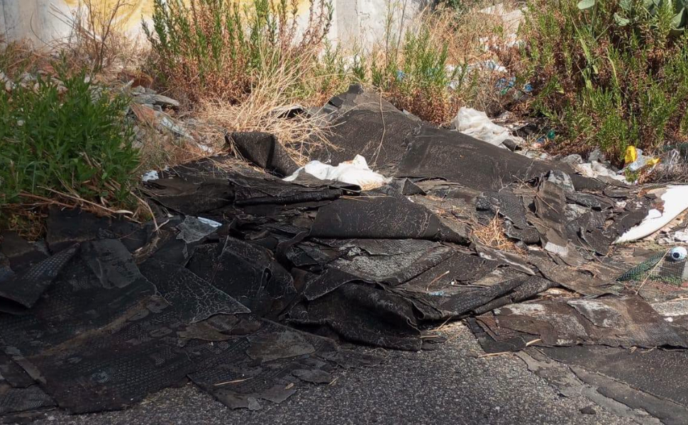 San Nicola Arcella, rifiuti di ogni genere sulla provinciale: «peggio di così… vergogna» 55 rifiuti provinciale san nicola arcella 03