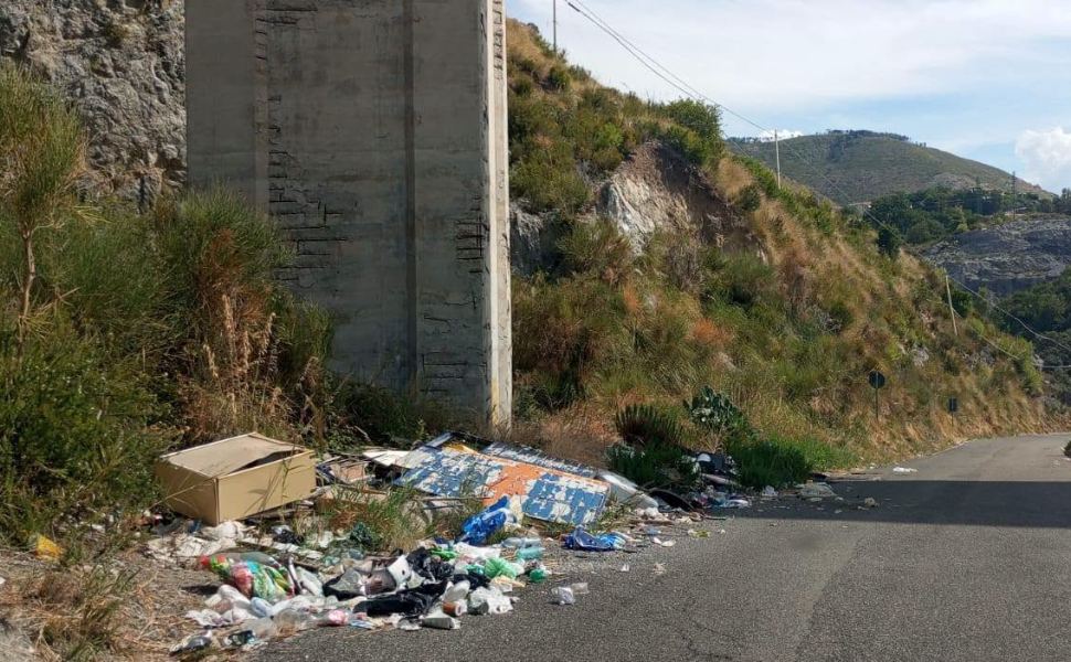 San Nicola Arcella, rifiuti di ogni genere sulla provinciale: «peggio di così… vergogna» 54 rifiuti provinciale san nicola arcella 04