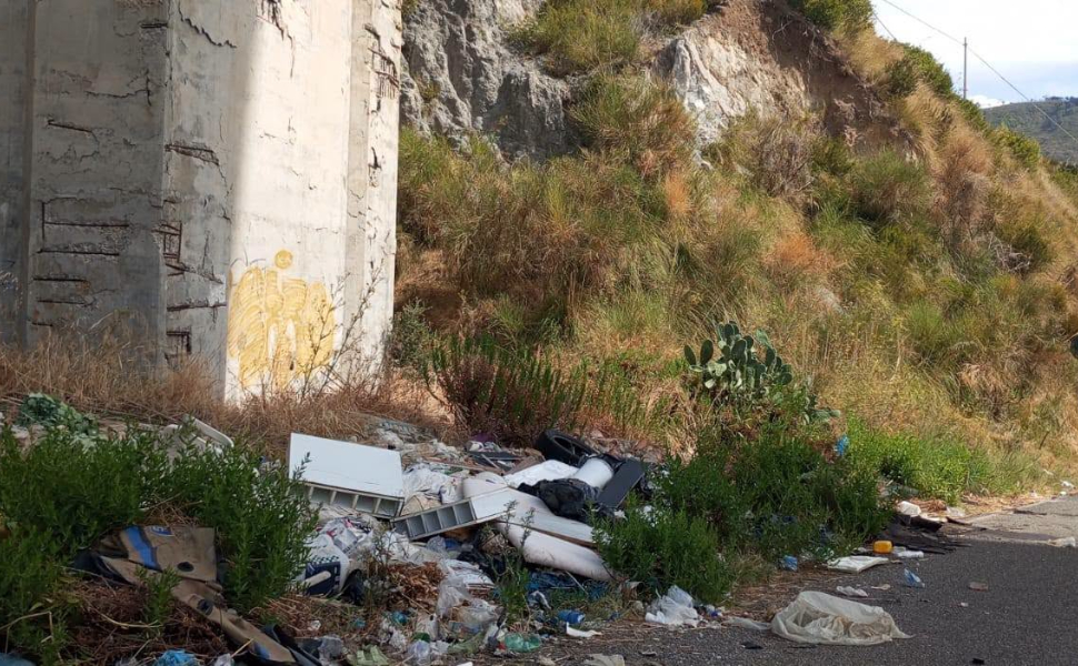 San Nicola Arcella, rifiuti di ogni genere sulla provinciale: «peggio di così… vergogna» 53 rifiuti provinciale san nicola arcella 05