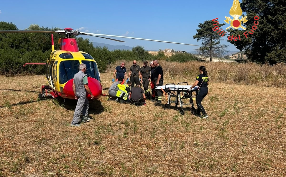 Un altro schianto sulla statale 106, due feriti: donna incinta trasportata in ospedale con l’elisoccorso 51 schianto-statale-106-bianco-elisoccorso