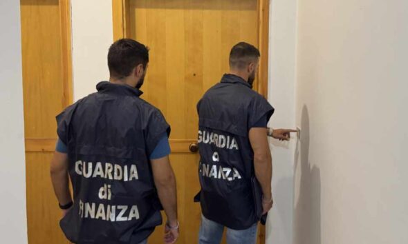 struttura turistica fantasma cirò marina guardia finanza 01
