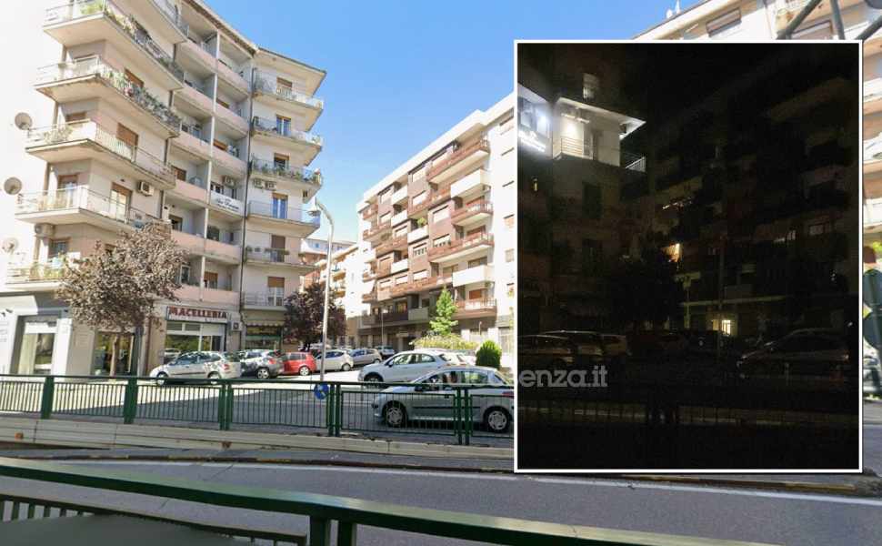 Cosenza, residenti di via Pasquale Rossi denunciano: «buio pesto, strade colabrodo e sicurezza azzerata» 51 via pasquale rossi al buio segnalazione cosenza 02