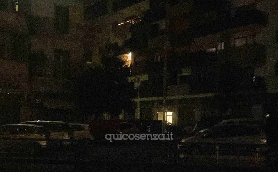 Cosenza, residenti di via Pasquale Rossi denunciano: «buio pesto, strade colabrodo e sicurezza azzerata» 52 via pasquale rossi al buio segnalazione cosenza
