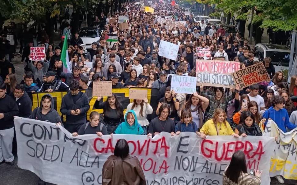 Manifestazione il 30 ottobre a Cosenza: docenti si schierano con gli studenti e chiamano alla mobilitazione 51 30 ottobre - corteo studenti