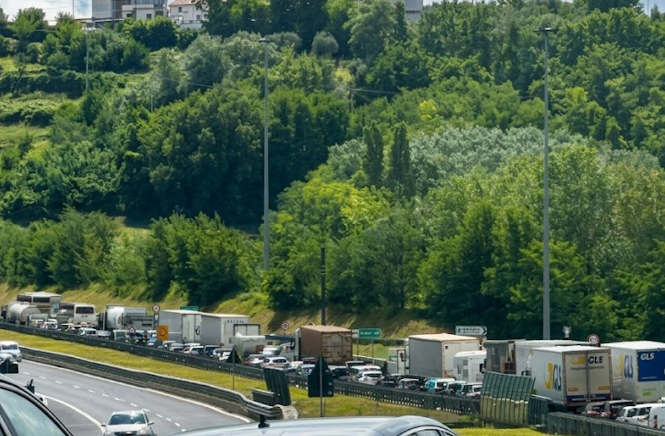 Mezzo pesante in avaria sull'A2, traffico paralizzato tra Cosenza Sud e Rogliano. Attivi i percorsi alternativi 51 A2 Cosenza Sud Rogliano