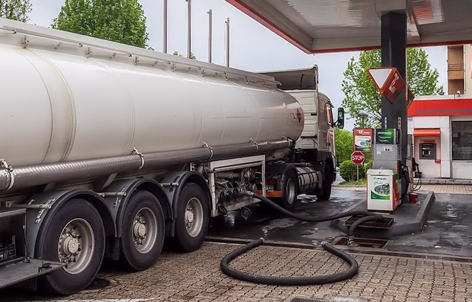 Emergenza carburanti: rimossi i blocchi alla raffineria Eni. Autocisterne tornano a rifornire i distributori in Calabria 54 Autocisterna di carburante
