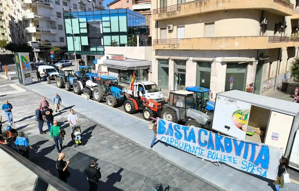 Cosenza, trattori invadono il centro contro il caro vita: il traffico va in tilt. "Una rabbia sociale che chiede risposte" 54 Basta carovita Cosenza protesta