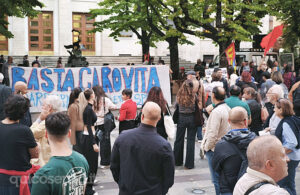 "Basta Carovita": Cosenza in piazza contro rincari di carburante, bollette e carrello della spesa - FOTO 53 Basta carovita Cosenza 01