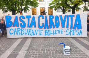 "Basta Carovita": Cosenza in piazza contro rincari di carburante, bollette e carrello della spesa - FOTO 54 Basta carovita Cosenza 02