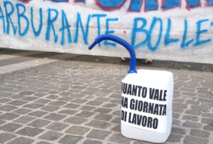 "Basta Carovita": Cosenza in piazza contro rincari di carburante, bollette e carrello della spesa - FOTO 56 Basta carovita Cosenza 04