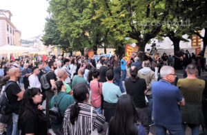 "Basta Carovita": Cosenza in piazza contro rincari di carburante, bollette e carrello della spesa - FOTO 58 Basta carovita Cosenza 09