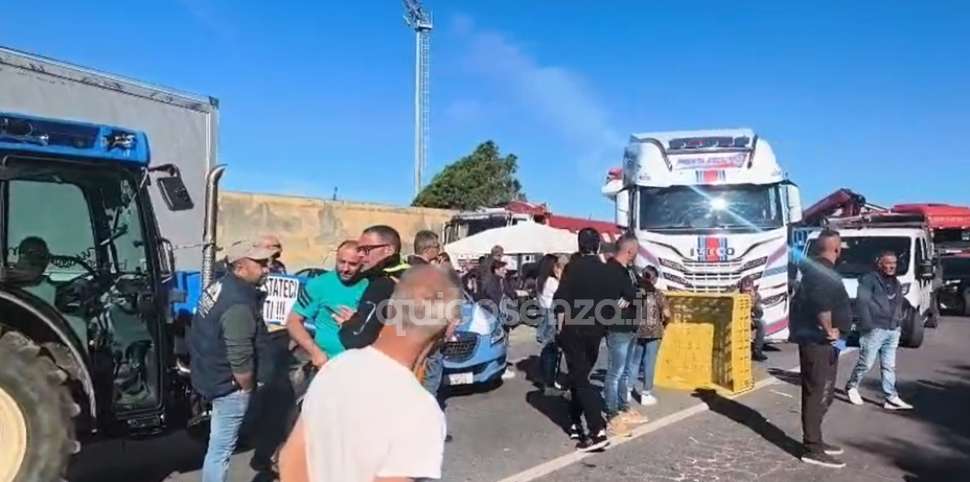 La protesta esplode a San Lucido, bloccata la SS 18: «Vogliamo i sindaci con noi, la disperazione ha superato il limite» 52 Blocco SS 18 San Lucido