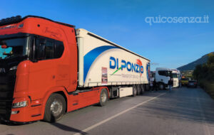 Caro carburante e trasporto, scattano blocchi e presidi in tutta la Calabria. Tir fermi da San Lucido a Rende - FOTO 53 Bloicchi e presidi Calabria 01