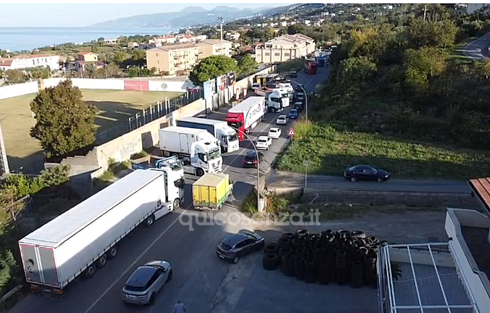 Caro carburante e trasporto, scattano blocchi e presidi in tutta la Calabria. Tir fermi da San Lucido a Rende - FOTO 52 Blocchi e presidi Calabria_San Lucido