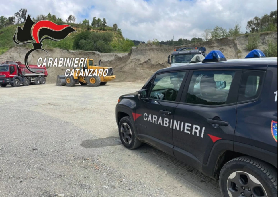 Corso del fiume Amato deviato e scavi abusivi per rubare inerti. Scoperti e arrestati in flagranza 53 Carabinieri maida furto inerti cava