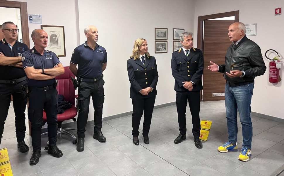 Cosenza, il sindaco Caruso in visita alla nuova centrale operativa della Polizia Locale: «Per me una famiglia» 51 Caruso_Polizia Locale