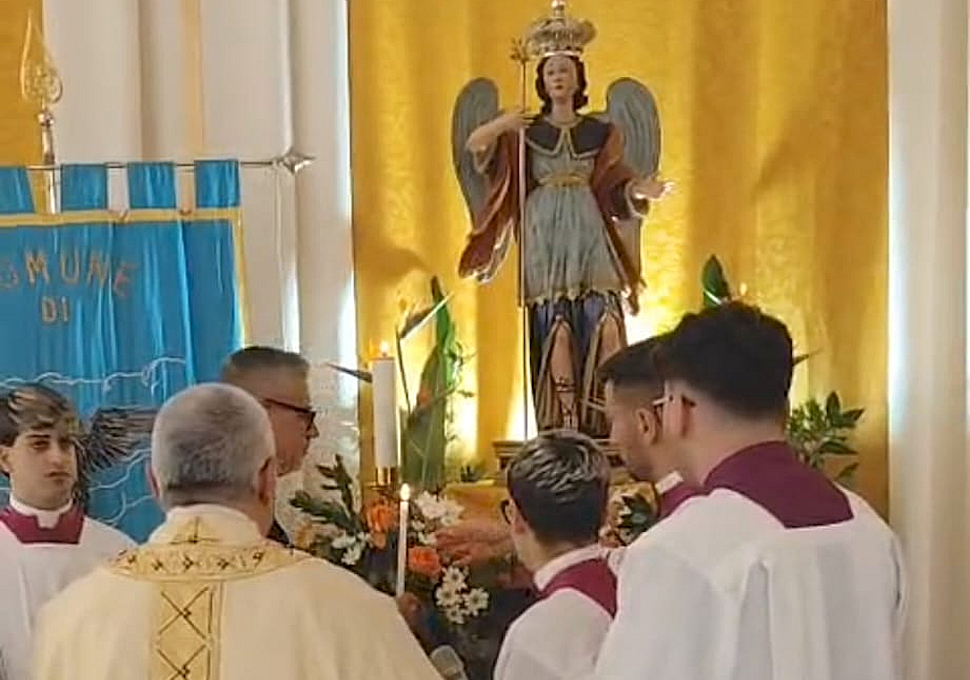 Abbraccio di fede a Castrolibero: il Patrono San Raffaele Arcangelo festeggiato per la prima volta anche ad Andreotta 52 Castrolibero - Accensione della lampada votiva San Raffaele Arcangelo