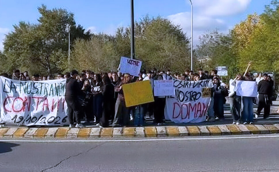 Castrolibero protesta Studenti Valentini-Majorana