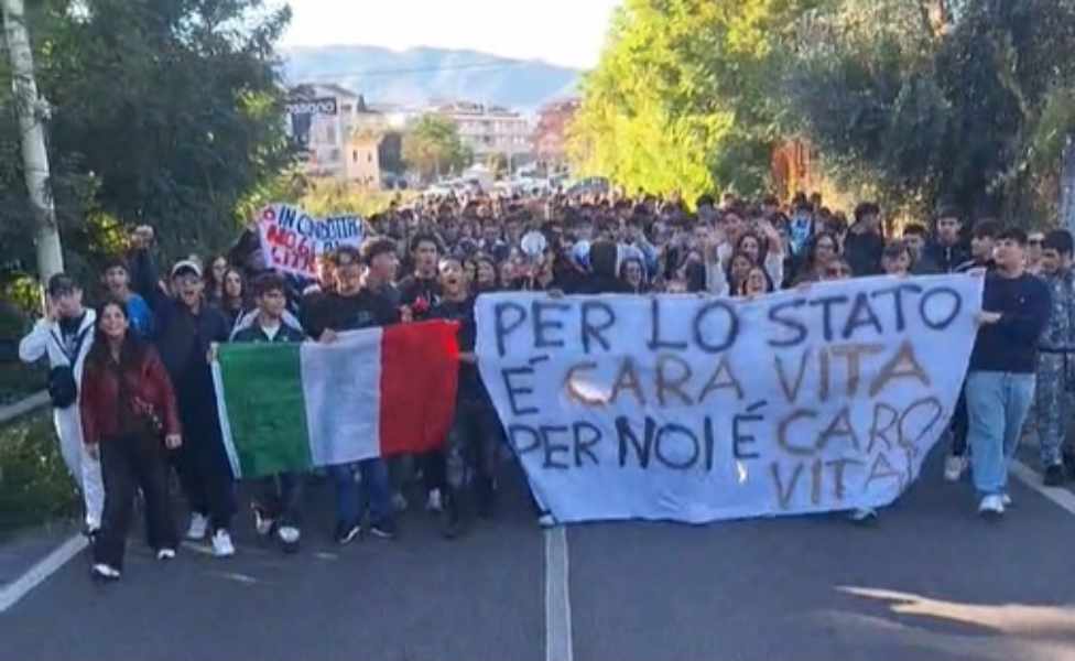 Non solo Tir e mezzi pesanti: va avanti la protesta degli agricoltori, a Corigliano in campo anche gli studenti 53 Corigliano Agricoltori protesta 03