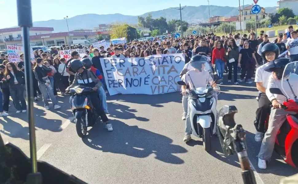 Non solo Tir e mezzi pesanti: va avanti la protesta degli agricoltori, a Corigliano in campo anche gli studenti 52 Corigliano Agricoltori protesta