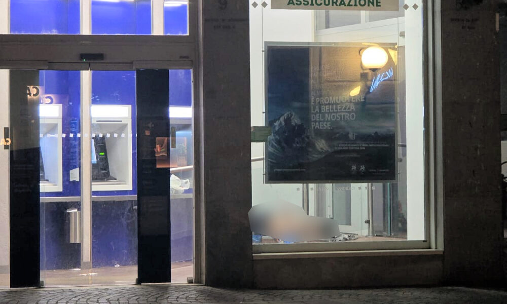 Corso Mazzini uomo banca nudo