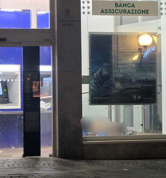 Corso Mazzini uomo banca nudo