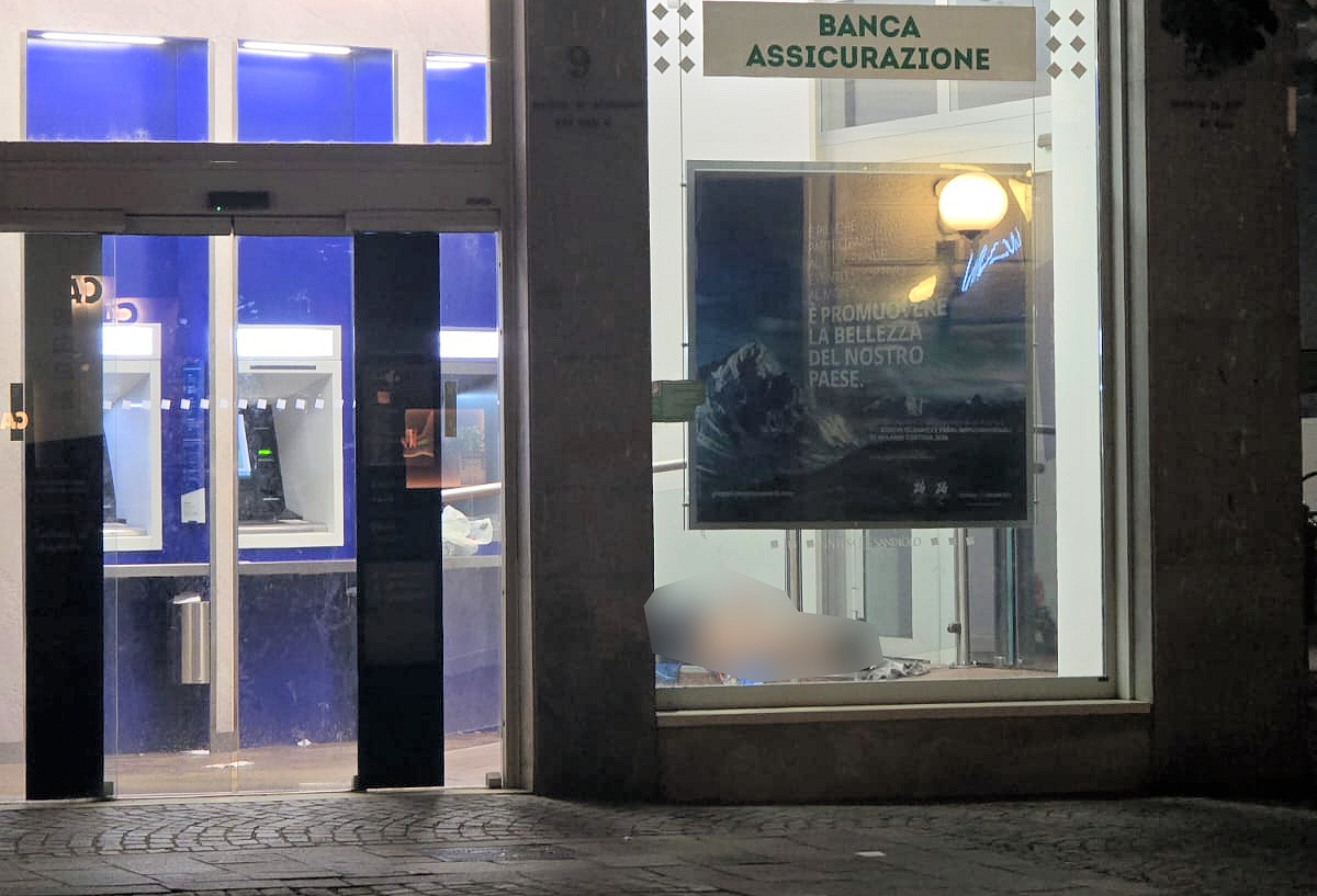 Cosenza: uomo trovato nudo nell'area bancomat di una filiale di corso Mazzini 51 Corso Mazzini uomo banca nudo
