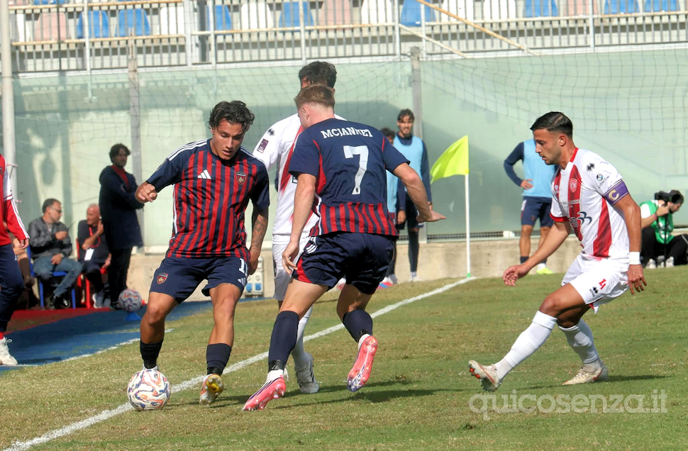 Cosenza Calcio nuovamente a picco: l'Altamura vince 3-1 tra clamorose topiche difensive e il solito attacco sterile 52 Cosenza Calcio Altamura2