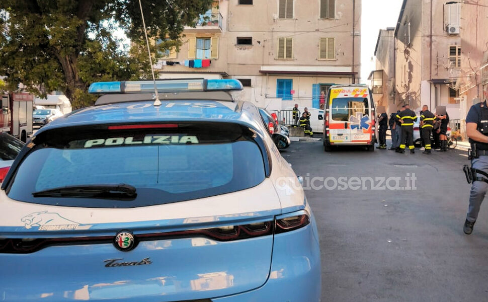 Cosenza minaccia di lanciarsi dal balcone San Vito CS