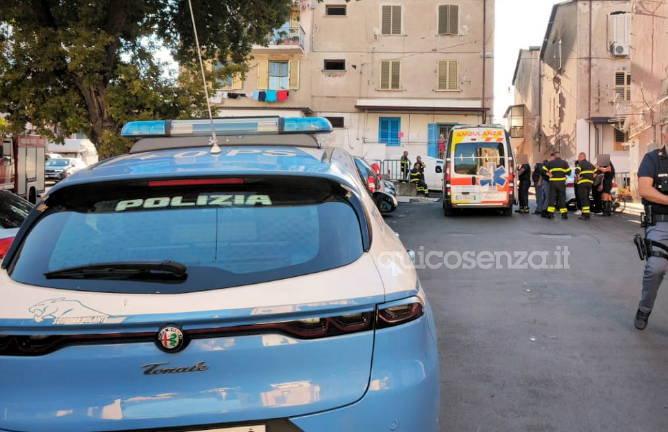 Cosenza, giovane minaccia di fare esplodere una bombola del gas e lanciarsi dal balcone. Salvato 51 Cosenza minaccia di lanciarsi dal balcone San Vito CS