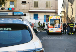 Cosenza, giovane minaccia di fare esplodere una bombola del gas e lanciarsi dal balcone. Salvato 53 Cosenza minaccia di lanciarsi dal balcone3