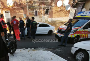 Cosenza, giovane minaccia di fare esplodere una bombola del gas e lanciarsi dal balcone. Salvato 52 Cosenza minaccia di lanciarsi dal balcone4