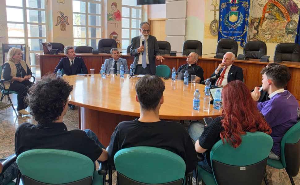 "Diamo una chance alla Pace", a Palazzo dei Bruzi confronto aperto tra istituzioni, Chiesa e giovani 52 Diamo una chance alla Pace 2