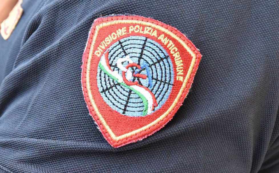 Ordinano 2 bottiglie di champagne e vanno via senza pagare, Daspo Willy per due giovani 52 Divisione Anticrimine Polizia - champagne 02