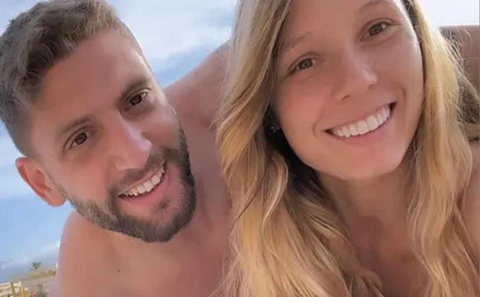 Malore sul bus: il calciatore cosentino Berardi e la moglie Franecsca soccorrono uno studente 52 Domenico Berardi e Francesca Fantuzzi 02