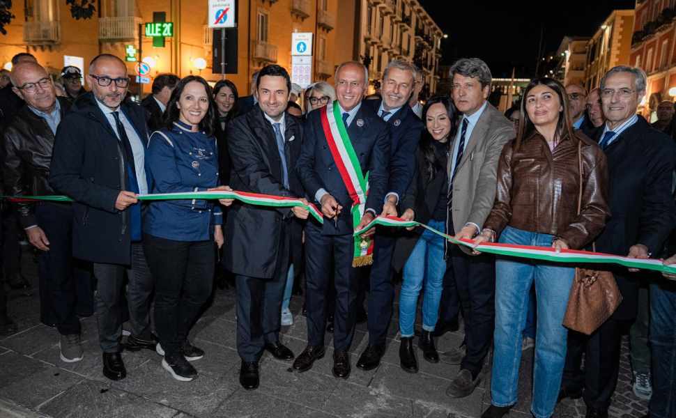 Cosenza, la 23ª "Festa del Cioccolato" è iniziata: gusto, dolcezza e tradizione artigianale fino a domenica 51 Festa del cioccolato 2026 - taglio del nastro 01
