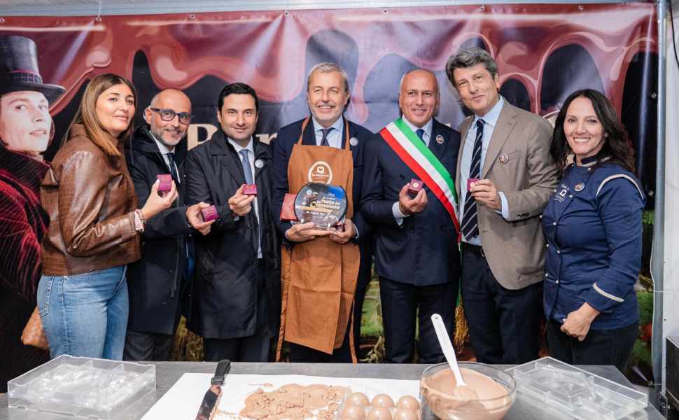 Cosenza, la 23ª "Festa del Cioccolato" è iniziata: gusto, dolcezza e tradizione artigianale fino a domenica 52 Festa del cioccolato 2026 - taglio del nastro 02
