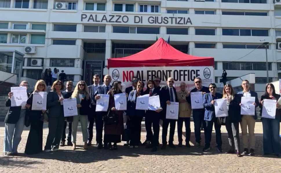 Tribunale di Cosenza, Le Pera «Front Office sospeso: 1.200 firme e attesa per l’udienza dell’11 novembre» 52 Front Office - Le Pera 02