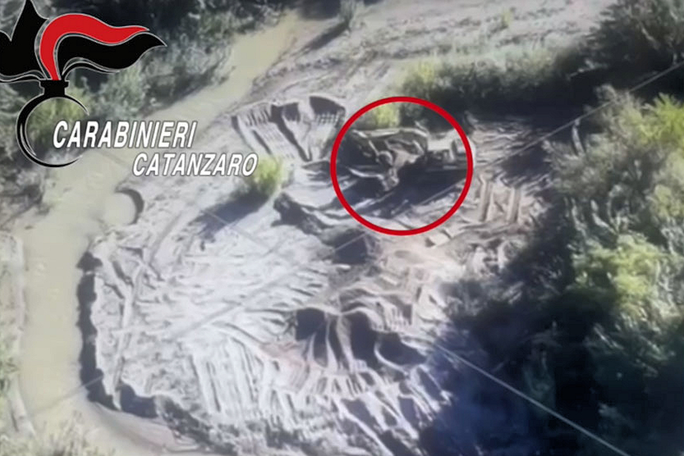 Corso del fiume Amato deviato e scavi abusivi per rubare inerti. Scoperti e arrestati in flagranza 52 scavi abusivi furto inerti