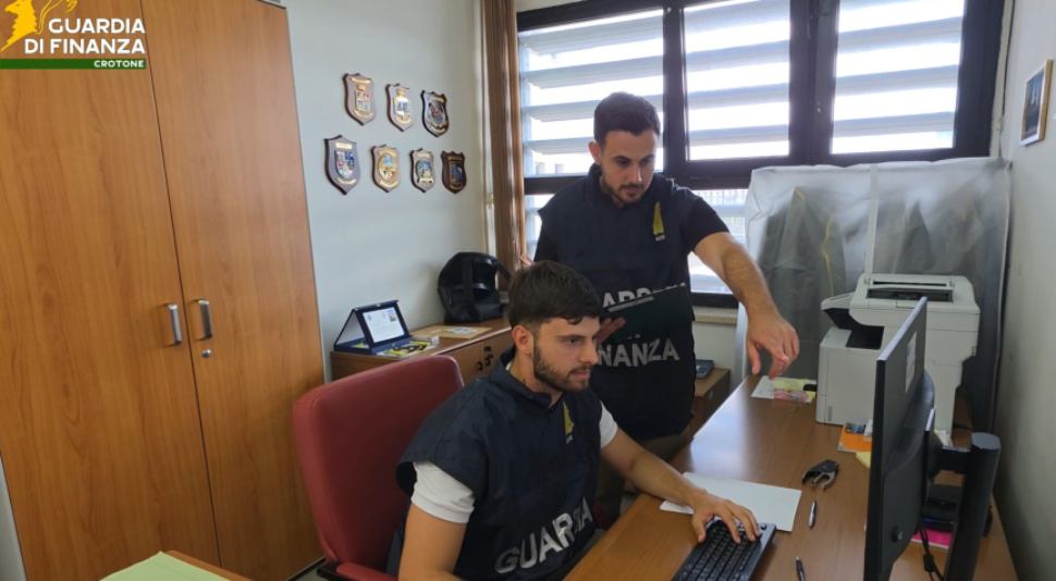 Mazzette e appalti pilotati all'Asp, scoperchiata la truffa delle forniture sanitarie: 13 indagati 52 Guardia di Finanza 2